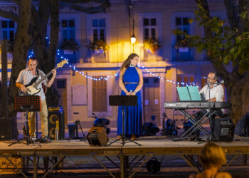 Concert Jazz du 22.08.2023 au Revest Par le groupe Nina Montanaro Trio et son répertoire de standards de Jazz New-Orleans, Beebop. Les artistes : Nina Montanaro (Vocal), Romain Berthet (Basse) et Calendau Guquet (Piano)